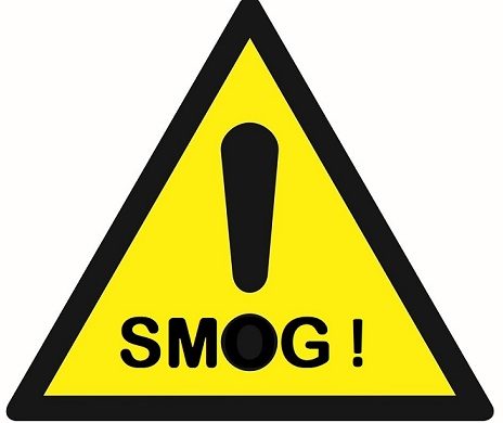 Znak ostrzegawczy, twójkąt z wykrzyknikiem w środku i napisem smog