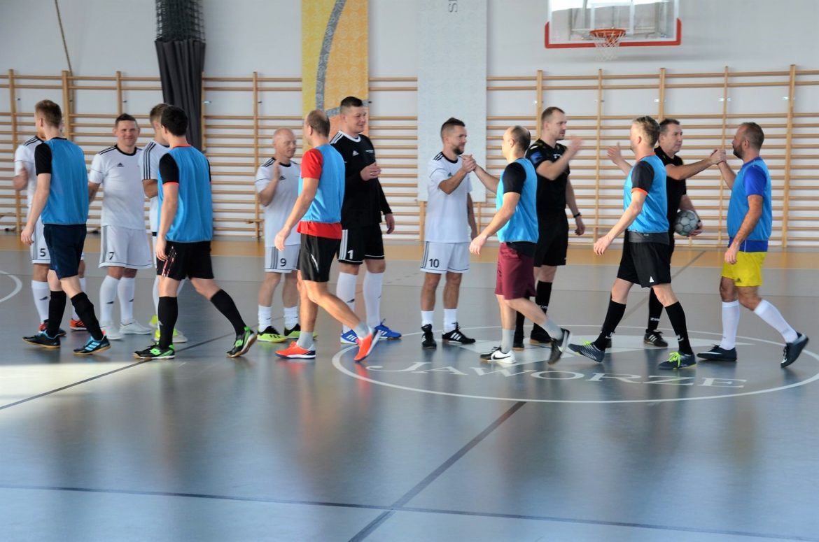 Jaworzańska Amatorska Liga Futsalu- przywitanie uczestników przed meczem