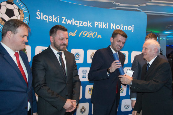 Wójt Radosław Ostałkiewicz odbiera medal dla Gminy Jaworze