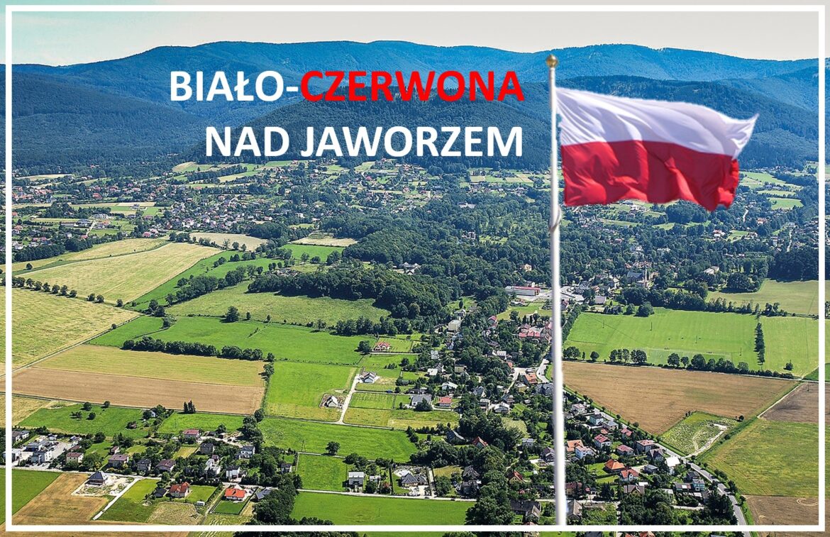 Zdjęcie miejscowości z lotu ptaka, na drugim planie szczyty górskie, na pierwszym planie maszt z flagą i napis biało-czerwona nad Jaworzem.