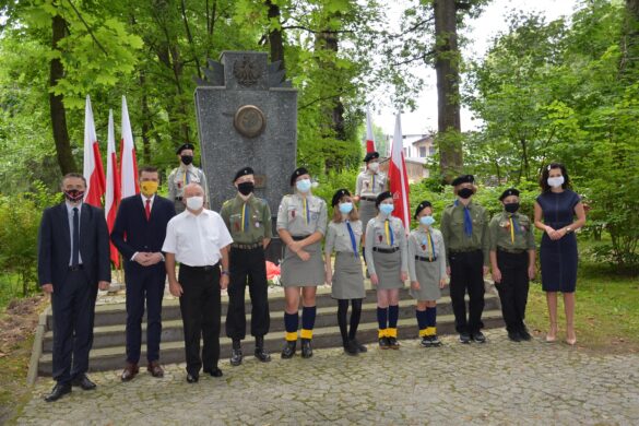 Delegacje władz gminy i organizacji podczas składania kwaitów