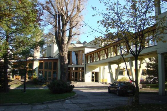 Jeden z obiektów szpitala w Jaworzu wraz ze szklaną przewiązką między budynkami