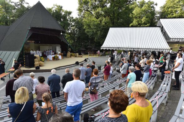 Kilkadziesiąt osób na widowni amfiteatru