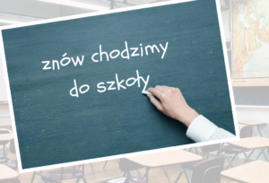 grafika z napisem znów chodzimy do szkoły pisanym na tablicy szkolnej