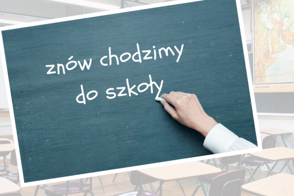 grafika z napisem znów chodzimy do szkoły pisanym na tablicy szkolnej