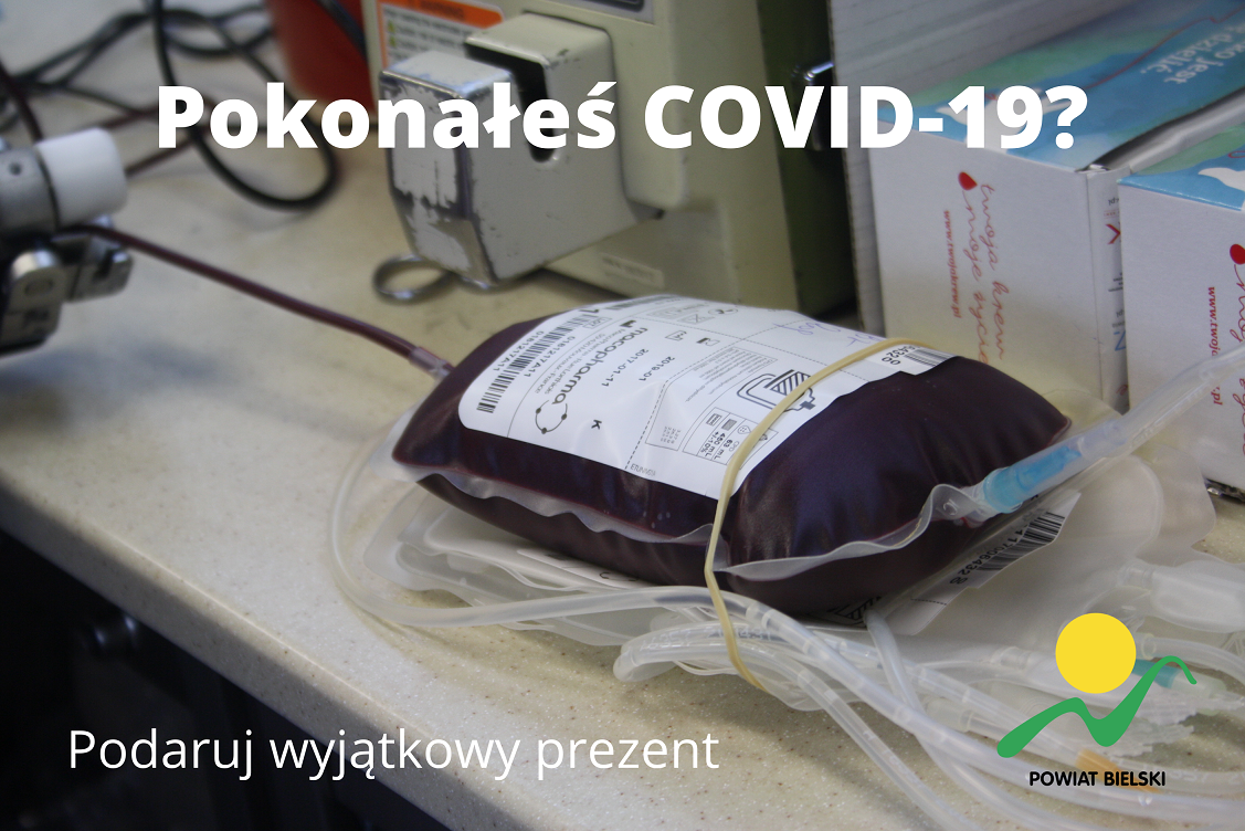 Blat w laboratorium na blacie worek do pobierania pełny krwi. Opis Pokonałeś COVID-19 oraz poniżej -podaruj wyjątkowy prezent. W dolnym prawym rogu logo powiatu bielskiego.