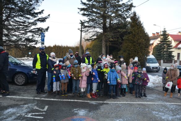 Zdjęcie grupowie, dzieci i dorośli w odblaskach.