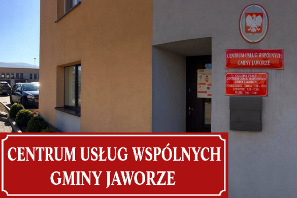 Budynek Centrum Usług Wspólnych z widocznym wejściem do obiektu i urzędowymi tablicami