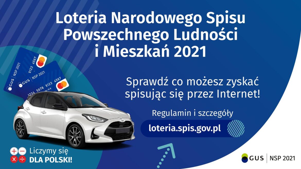 Grafika, na niebieskim tle, zawiera napis: „Loteria Narodowego Spisu Powszechnego Ludności i Mieszkań 2021”, a poniżej: „Sprawdź co możesz zyskać spisując się przez Internet!” Na dole widnieje hasło: „Regulamin i szczegóły – loteria.spis.gov.pl”. Z lewej strony umieszczona jest grafika prezentująca nagrody w loterii (samochód i karty przedpłacone). W lewym dolnym rogu znajduje się hasło: „Liczy się dla Polski”; a po prawej strony logo spisowe.