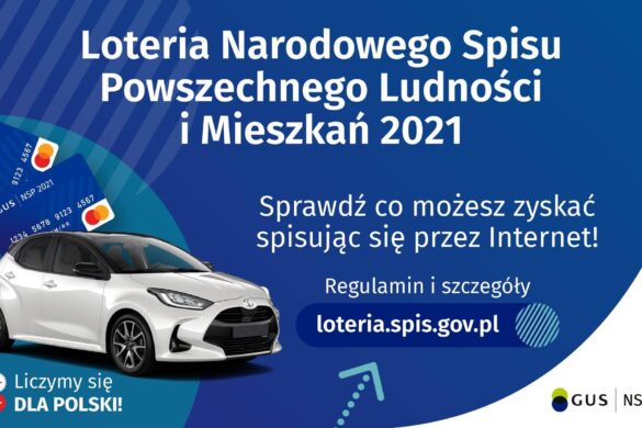 Grafika, na niebieskim tle, zawiera napis: „Loteria Narodowego Spisu Powszechnego Ludności i Mieszkań 2021”, a poniżej: „Sprawdź co możesz zyskać spisując się przez Internet!” Na dole widnieje hasło: „Regulamin i szczegóły – loteria.spis.gov.pl”. Z lewej strony umieszczona jest grafika prezentująca nagrody w loterii (samochód i karty przedpłacone). W lewym dolnym rogu znajduje się hasło: „Liczy się dla Polski”; a po prawej strony logo spisowe.