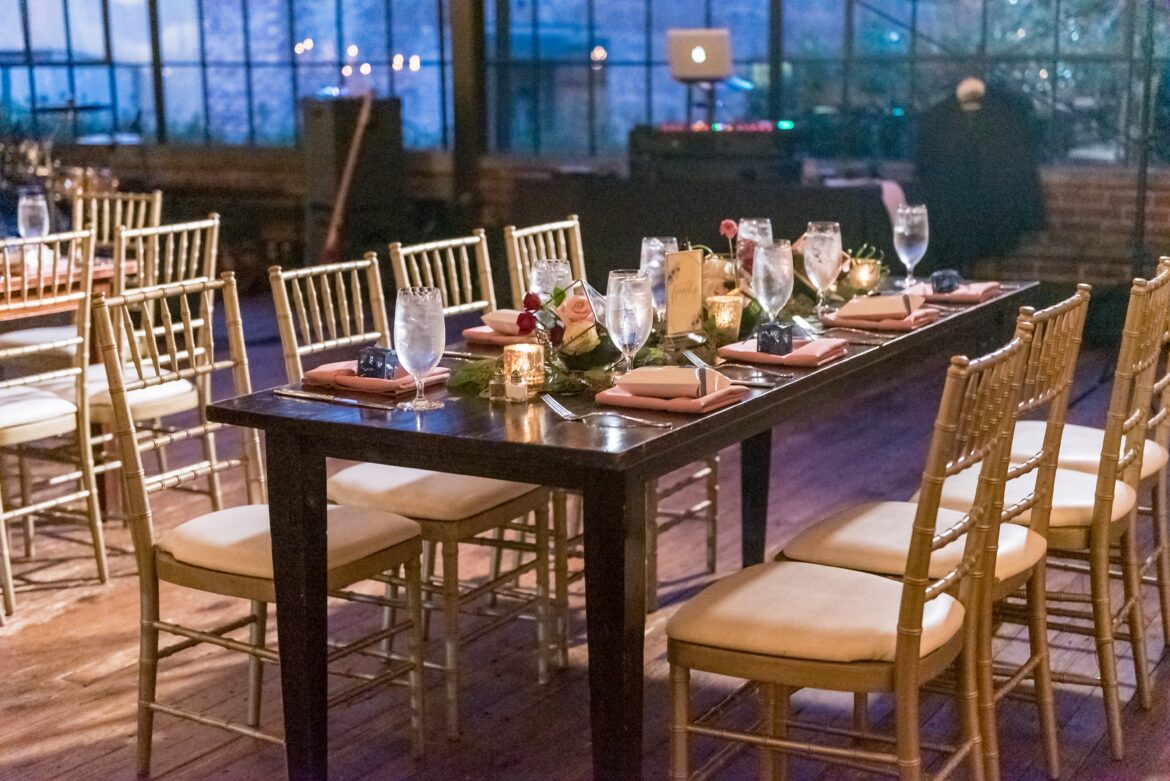 na zdjęciu stolik restauracyjny nakryty dla 8 osób , na stoliku kieliszki z wodą, kwity i serwetki